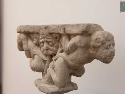...e il Capitello degli schiavi del Maestro della Cattedra dell�Abate Elia, datati tra l�XI e XII secolo e provenienti dalla Cattedrale di Bari